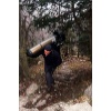 Ein Wanderer, der spontan half den Scooter zu tragen