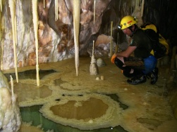 Sinterbecken in der Cova des Pas de Vallgornera.