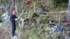 Pedro beim Einrichten der Traverse