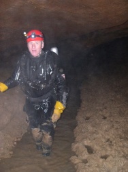 Pedro in der Grotte de la Vipère