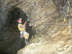 Pedro an einer Traverse (Post-Siphon) in der Sorgente Bossi.