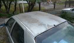 Russablagerungen auf Autodach