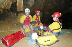 Picknik in der Höhle