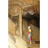 Dominik neben einem grossen Stalagmit