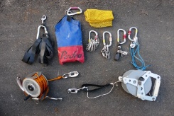 Bungees, Spitsack, Netz für alte Leine, Plätli, Maillon, Plätli mit Schlaufe,
Dyneemaseil, Erster Befestigungsanker mit Leinenreel