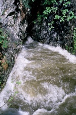 Gelber Brunnen nach Schmelzwasser