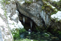 Eiszapfen über dem Quelltopf
